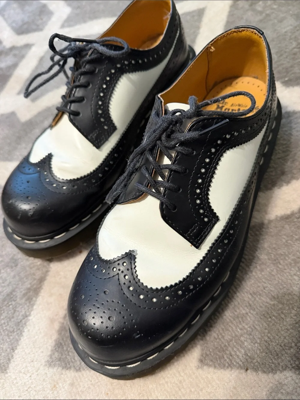 Men’s sz 10 black & white dr martens wingtip platforms
